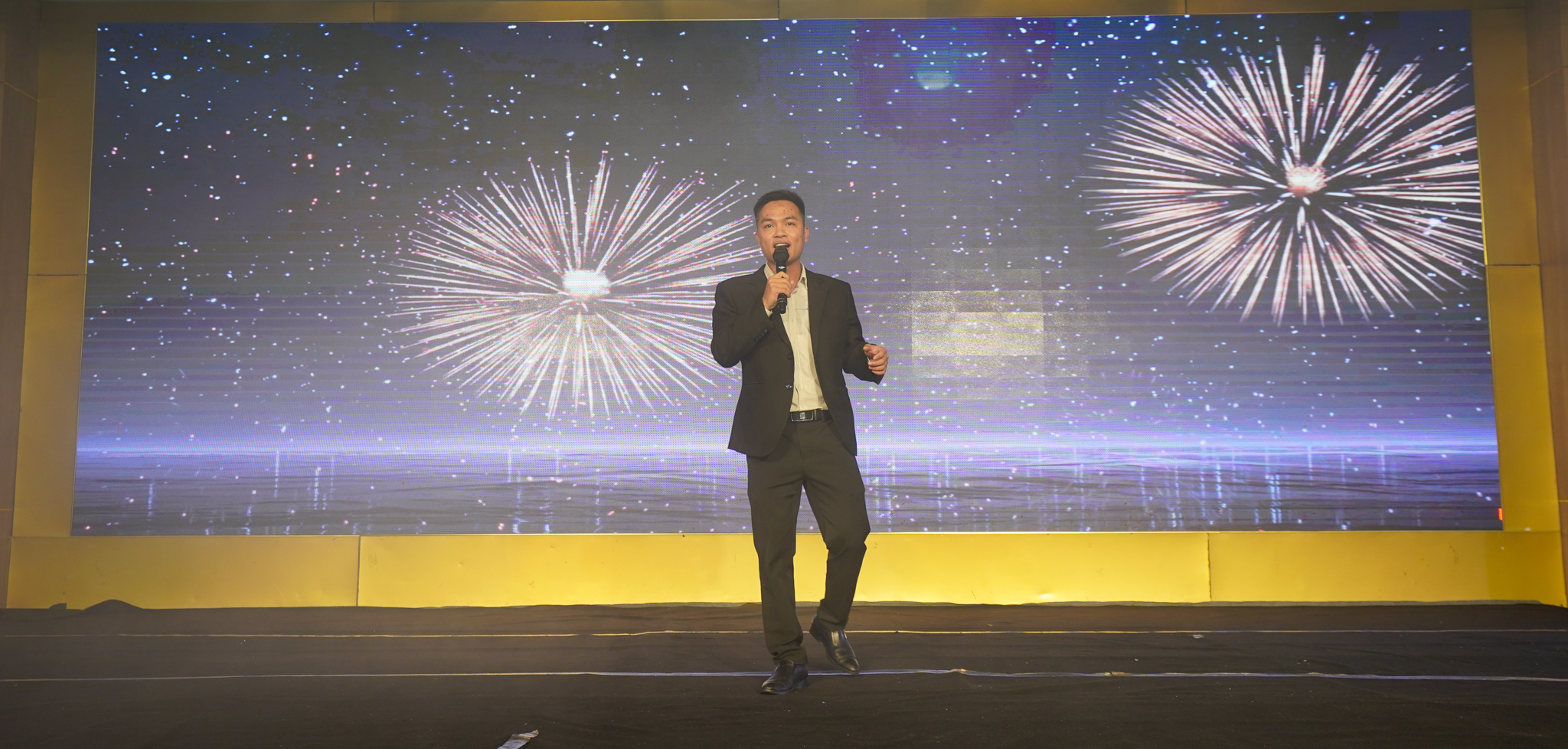 Anh Tiến Dũng mở đầu bữa tiệc bằng tiết mục Xuân yêu thương đầy bùng nổ