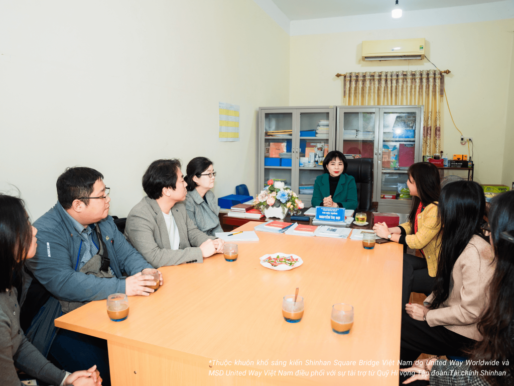 đại diện tài trợ đến thăm trường tiểu học yên bài b