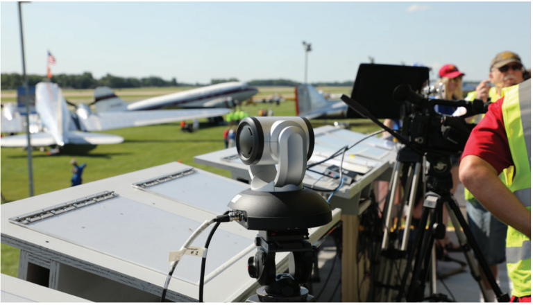 Camera PTZ Vaddio ghi lại mọi khoảnh khắc trên bầu trời Oshkosh Air show