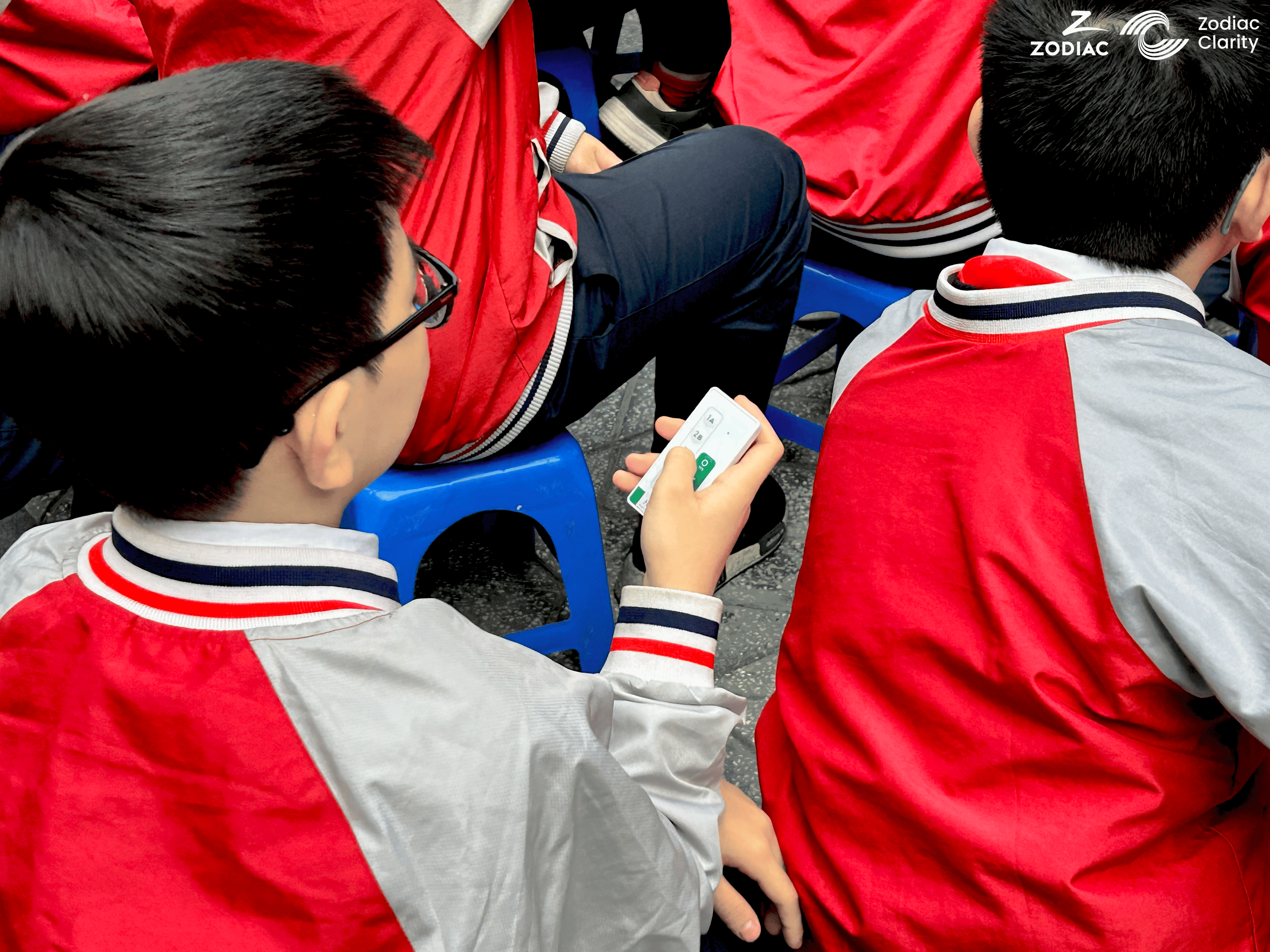 class-saathi-dung-trong-rung-chuong-vang