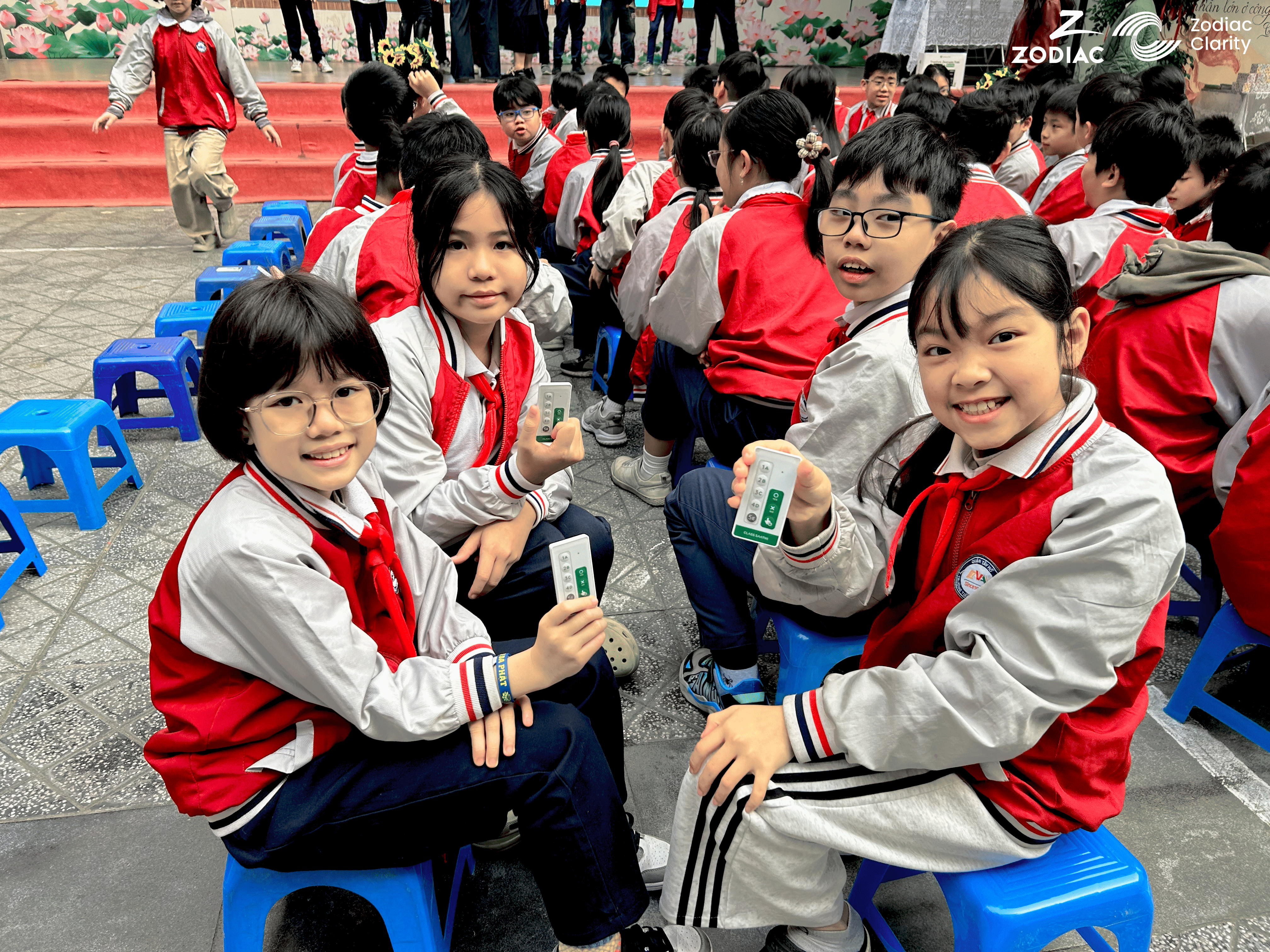 hoc-sinh-vui-ve-cong-nghe-class-saathi